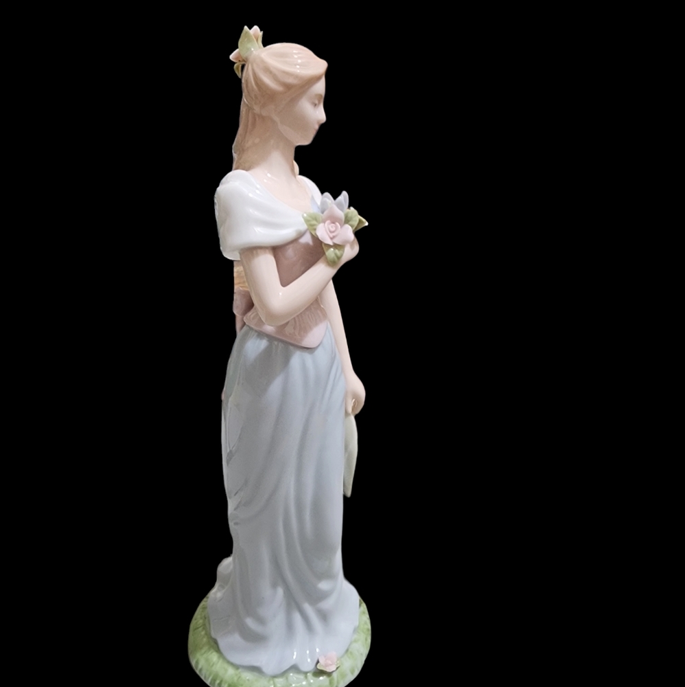 Vintage Avon 2002 porcelain lady figuring "moments & memories" - Picture 4 of 10